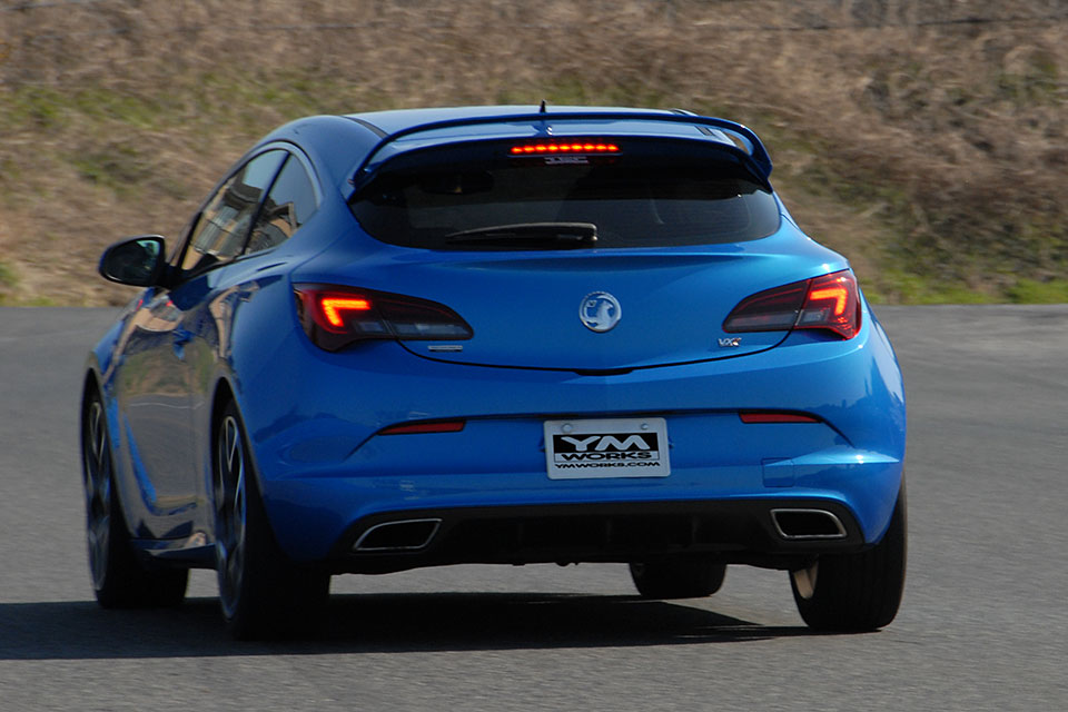 ブレーキをかけると車が左右に傾く原因と対処法