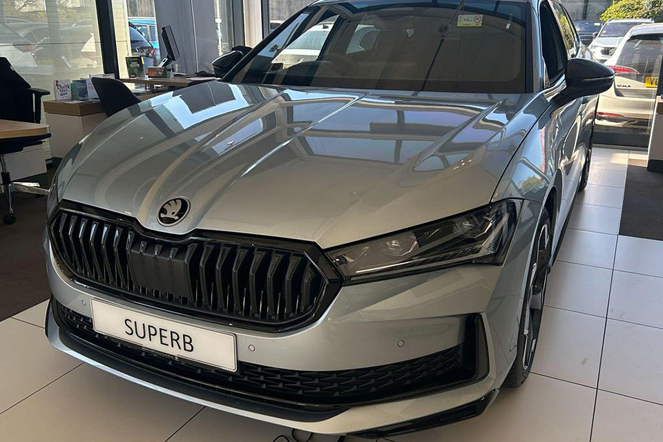 特選輸入車 Vol.700 シュコダ スパーブ エステート iV プラグインハイブリッド