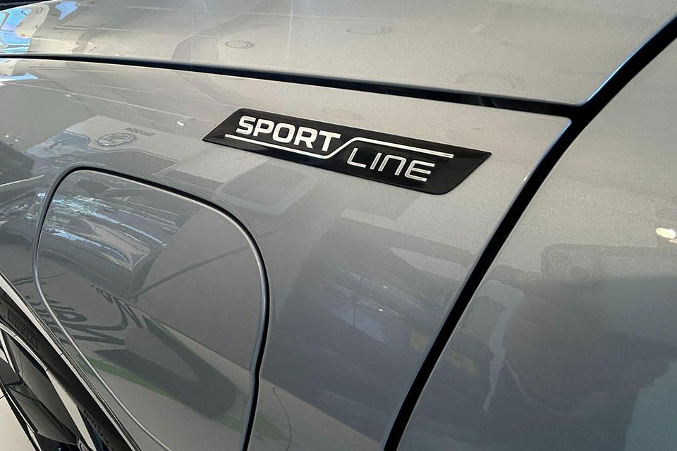 特選輸入車 Vol.700 シュコダ スパーブ エステート iV プラグインハイブリッド