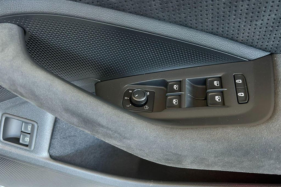 特選輸入車 Vol.700 シュコダ スパーブ エステート iV プラグインハイブリッド