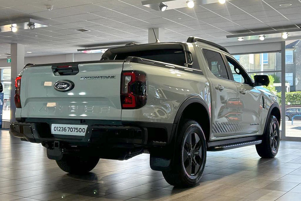 特選輸入車 Vol.702 フォード レンジャー ストームトラック プラグインハイブリッド（FORD RANGER STORMTRAK PHEV）｜イギリス新車販売