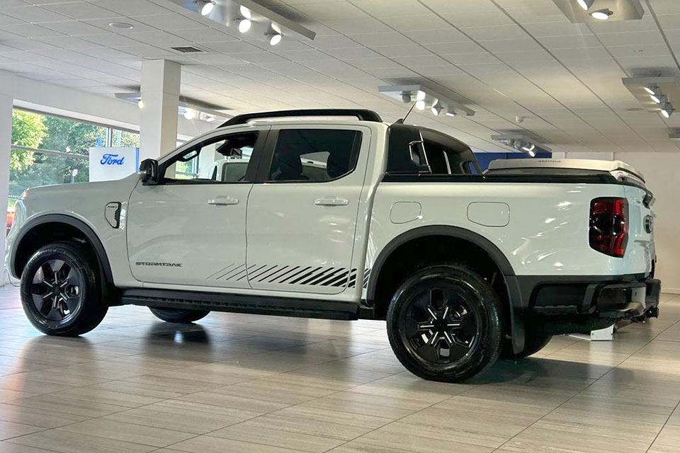 特選輸入車 Vol.702 フォード レンジャー ストームトラック プラグインハイブリッド（FORD RANGER STORMTRAK PHEV）｜イギリス新車販売