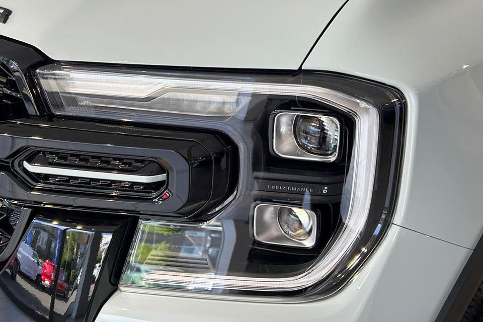 特選輸入車 Vol.702 フォード レンジャー ストームトラック プラグインハイブリッド（FORD RANGER STORMTRAK PHEV）｜イギリス新車販売