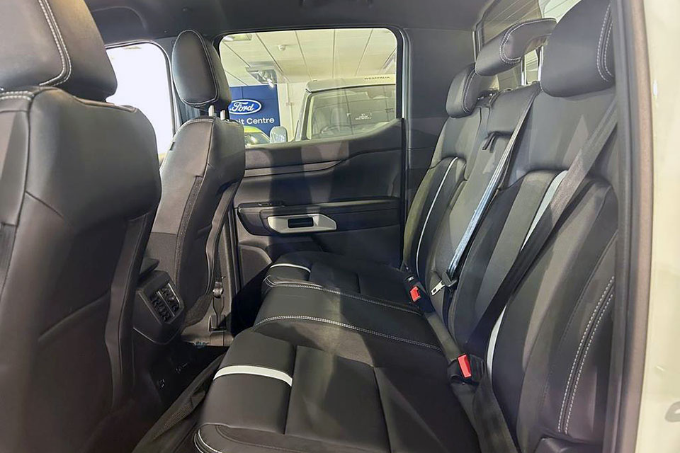 特選輸入車 Vol.702 フォード レンジャー ストームトラック プラグインハイブリッド（FORD RANGER STORMTRAK PHEV）｜イギリス新車販売