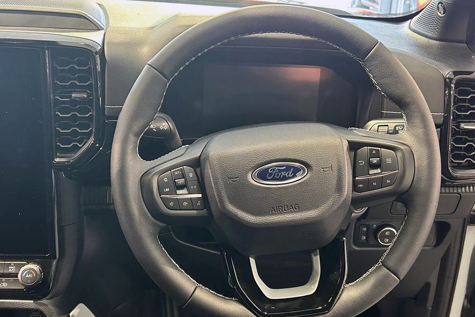 特選輸入車 Vol.702 フォード レンジャー ストームトラック プラグインハイブリッド（FORD RANGER STORMTRAK PHEV）｜イギリス新車販売