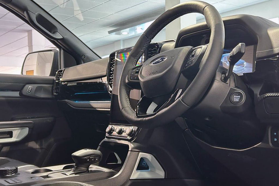 特選輸入車 Vol.702 フォード レンジャー ストームトラック プラグインハイブリッド（FORD RANGER STORMTRAK PHEV）｜イギリス新車販売