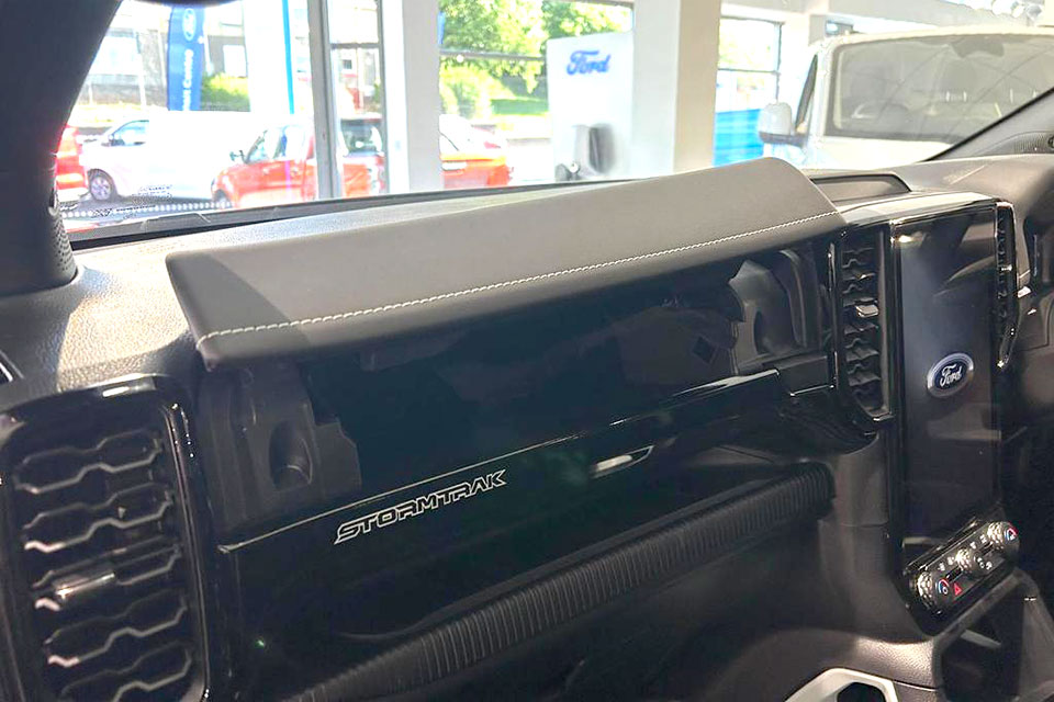 特選輸入車 Vol.702 フォード レンジャー ストームトラック プラグインハイブリッド（FORD RANGER STORMTRAK PHEV）｜イギリス新車販売