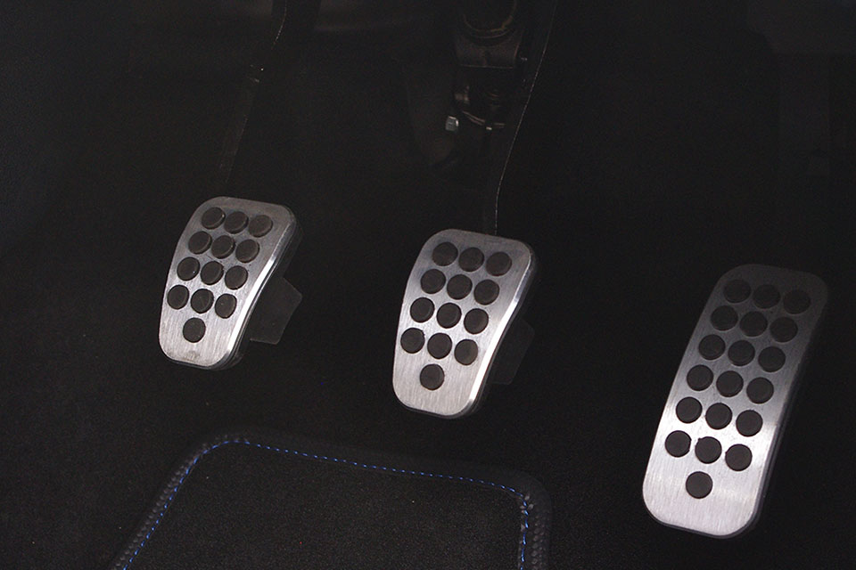 ブレーキペダルを何度も踏まないと効かない原因と対処方法