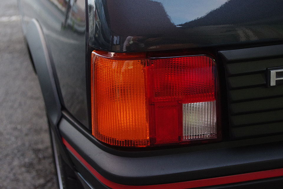 車のテールランプが点灯しない原因と対処法
