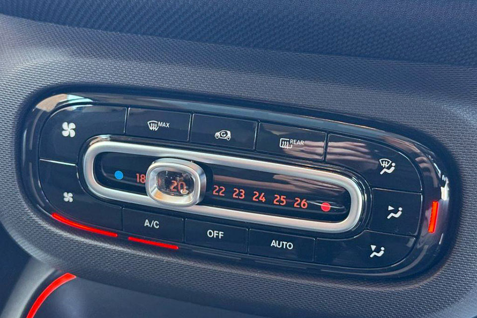 特選輸入車 Vol.703 スマート EQ フォーツー ブラバスライン（Smart EQ fortwo BRABUS Line）｜イギリス中古車販売