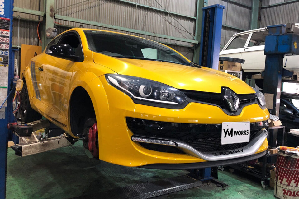 ルノー メガーヌ RS トロフィーR (Renault Megane RS Trophy R) のタイヤ交換 | 大阪府堺市のT様