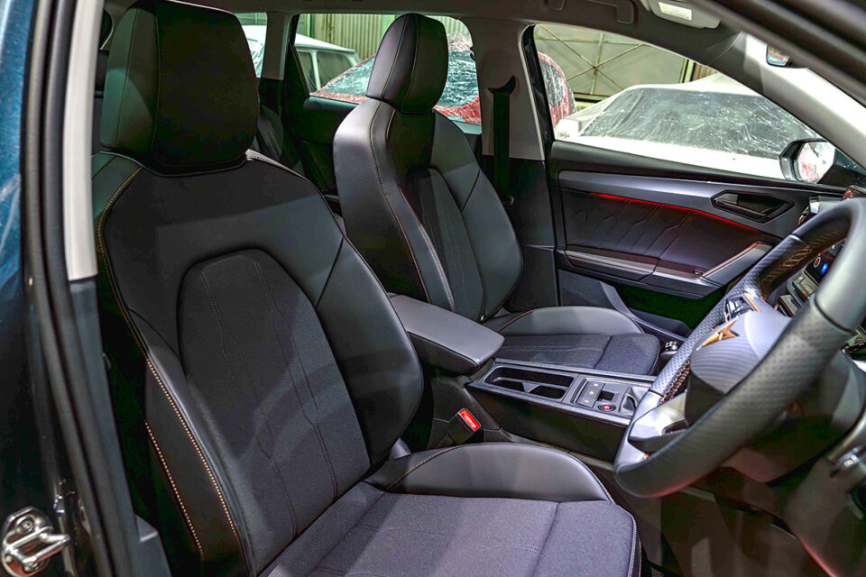 クプラ レオン 1.5TSI V1 エステート（CUPRA Leon 1.5TSI V1 Estate）を大阪府大阪市のT様にご納車