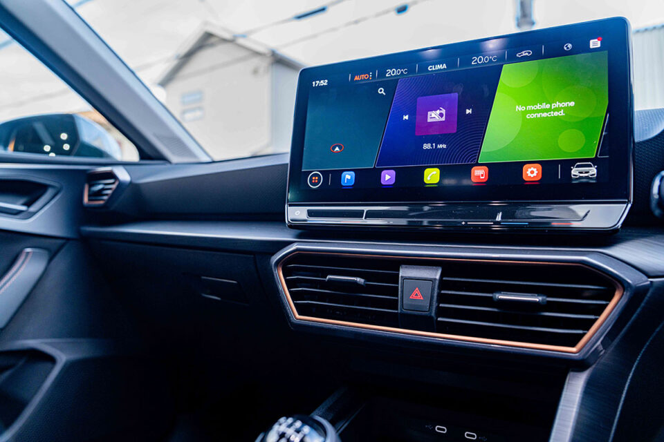 クプラ レオン 1.5TSI V1 エステート（CUPRA Leon 1.5TSI V1 Estate）を大阪府大阪市のT様にご納車