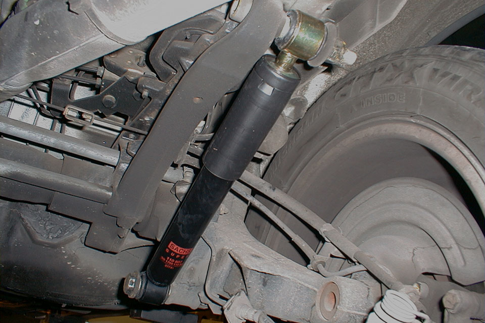 段差を乗り越える際に車からカチャカチャと音がする原因と対処方法