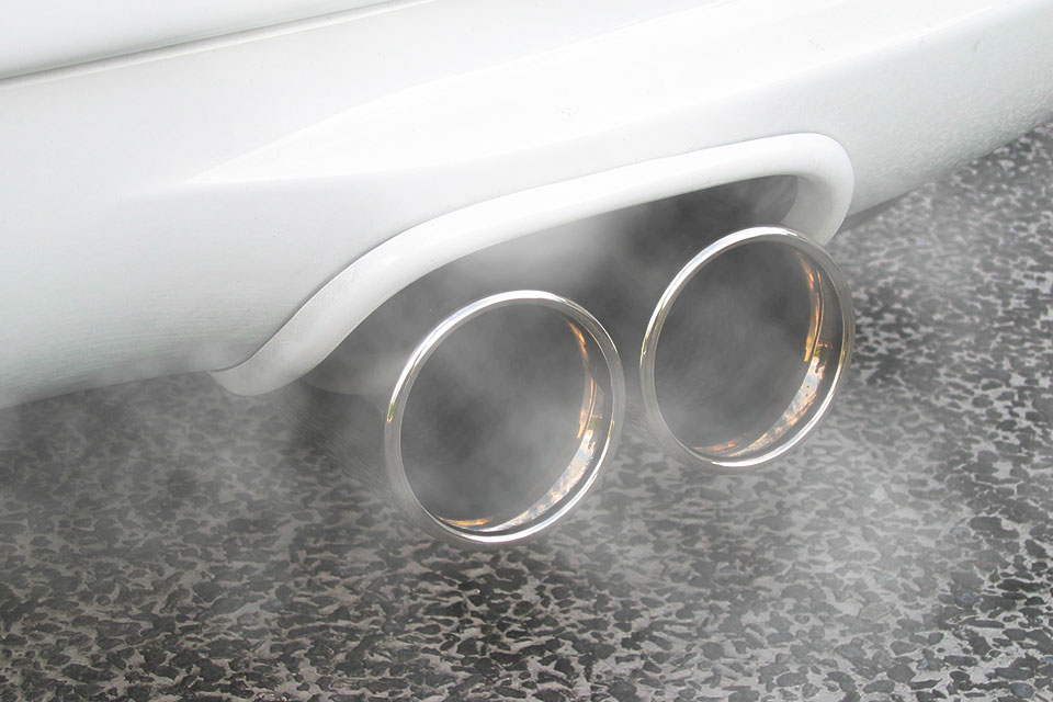 車内に排気ガスの臭いが漏れる原因と対処方法