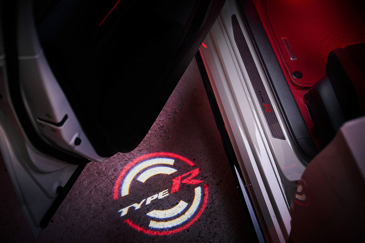 特選輸入車 Vol.704 ホンダ シビック タイプR アルティメット エディション（HONDA CIVIC TYPE R Ultimate Edition）｜生産終了となるタイプRの有終の美を飾る40台限定モデル発売｜イギリス新車販売