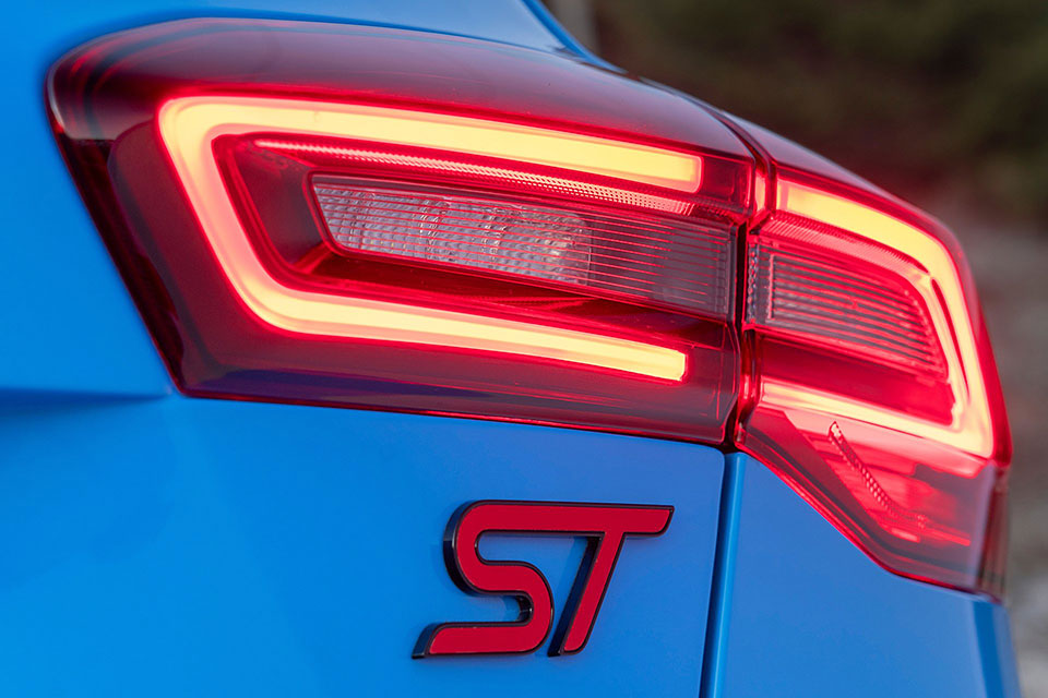 特選輸入車 Vol.705 フォード フォーカス ST エディション (Ford Focus ST Edition)｜VWゴルフと並ぶベンチマークカー、2025/11生産終了｜イギリス新車販売