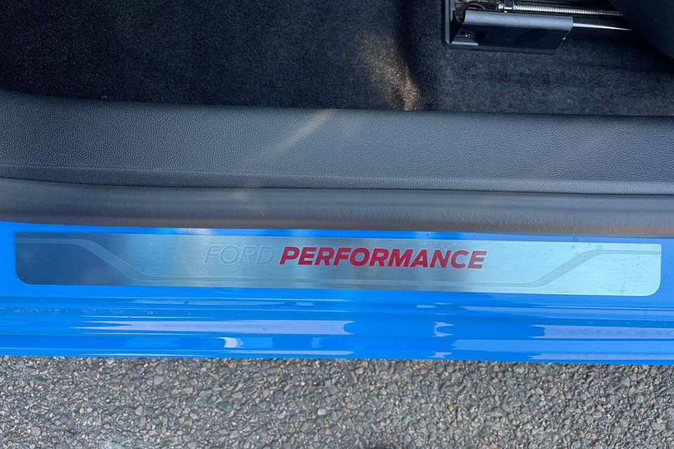 特選輸入車 Vol.705 フォード フォーカス ST エディション (Ford Focus ST Edition)｜VWゴルフと並ぶベンチマークカー、2025/11生産終了｜イギリス新車販売