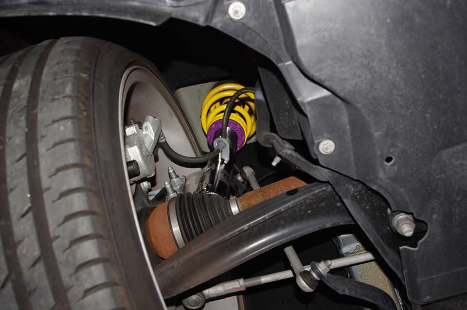 段差を乗り越える際に車から異音がする原因と対処方法