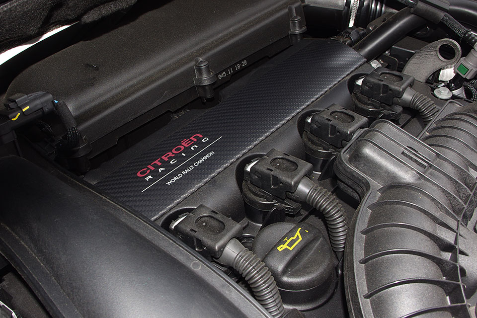 エンジンが通常より大きな音で回転している原因と対処方法