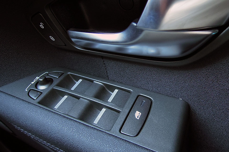 パワーウインドウの開閉が遅い・動かない原因と対処方法