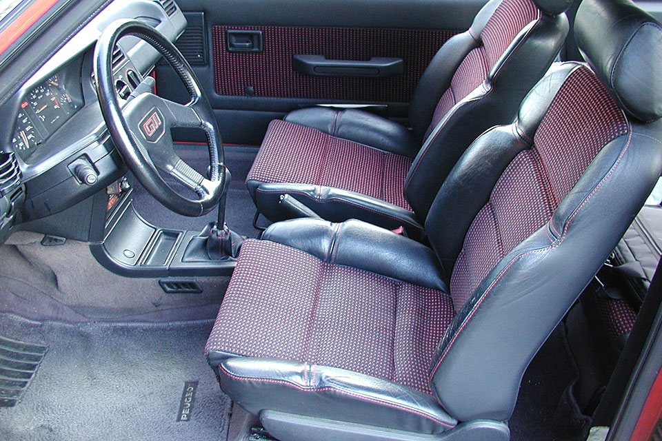 シートから異常な振動が伝わる・シート自体がぐらつく原因と対処方法