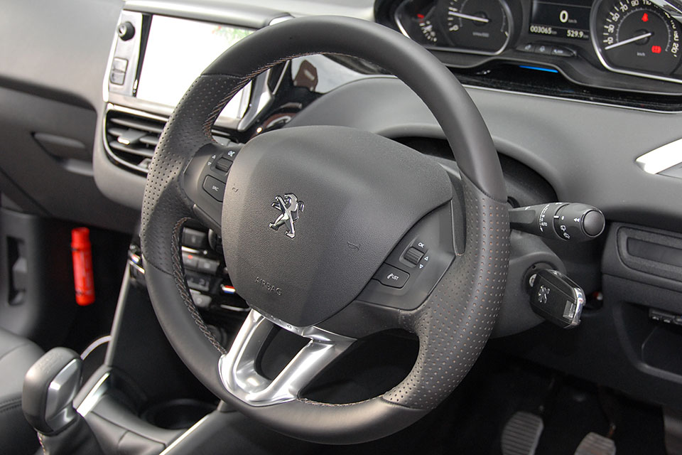 ステアリング（ハンドル）を回すと軋むような異音や微細な振動が出る原因と対処方法