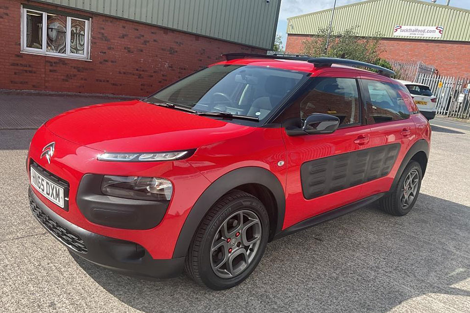 特選輸入車 Vol.709 シトロエン C4カクタス フィール（Citroën C4 Cactus Feel） | 日本未導入仕様 ディーゼル+MTの右ハンドル低価格車 ｜イギリス中古車販売