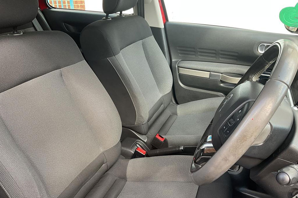 特選輸入車 Vol.709 シトロエン C4カクタス フィール（Citroën C4 Cactus Feel） | 日本未導入仕様 ディーゼル+5MTの右ハンドル低価格車 ｜イギリス中古車販売