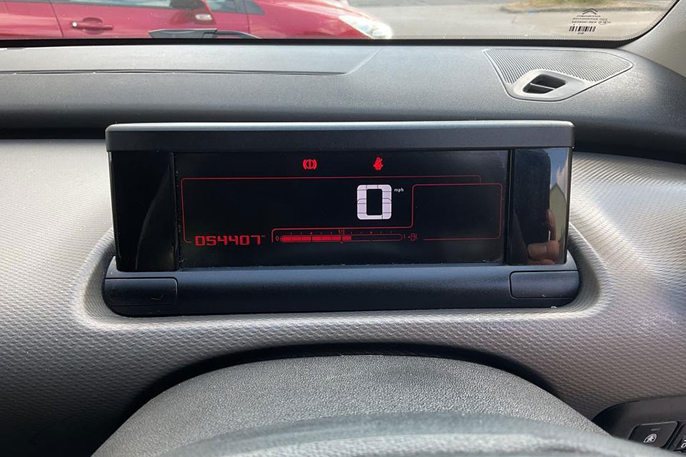 特選輸入車 Vol.709 シトロエン C4カクタス フィール（Citroën C4 Cactus Feel） | 日本未導入仕様 ディーゼル+5MTの右ハンドル低価格車 ｜イギリス中古車販売