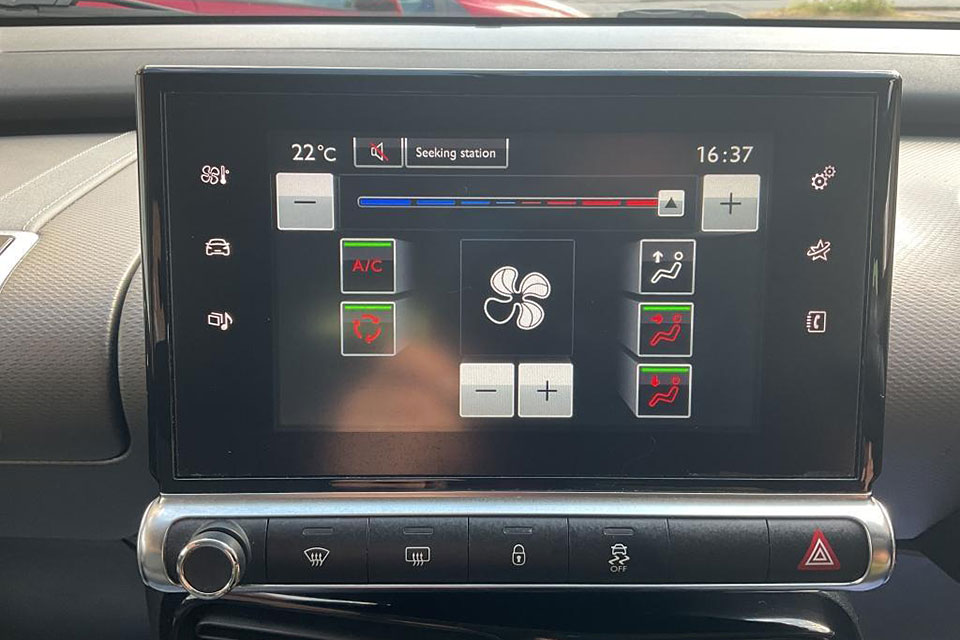 特選輸入車 Vol.709 シトロエン C4カクタス フィール（Citroën C4 Cactus Feel） | 日本未導入仕様 ディーゼル+5MTの右ハンドル低価格車 ｜イギリス中古車販売