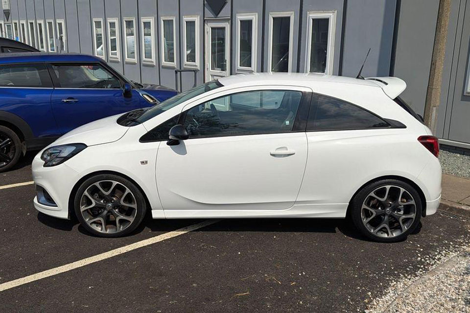 特選輸入車 Vol.711 ボクスホール コルサ 1.6i ターボ VXR（Vauxhall Corsa 1.6i Turbo VXR） | ニュルで鍛えられたホンモノ！｜イギリス中古車販売