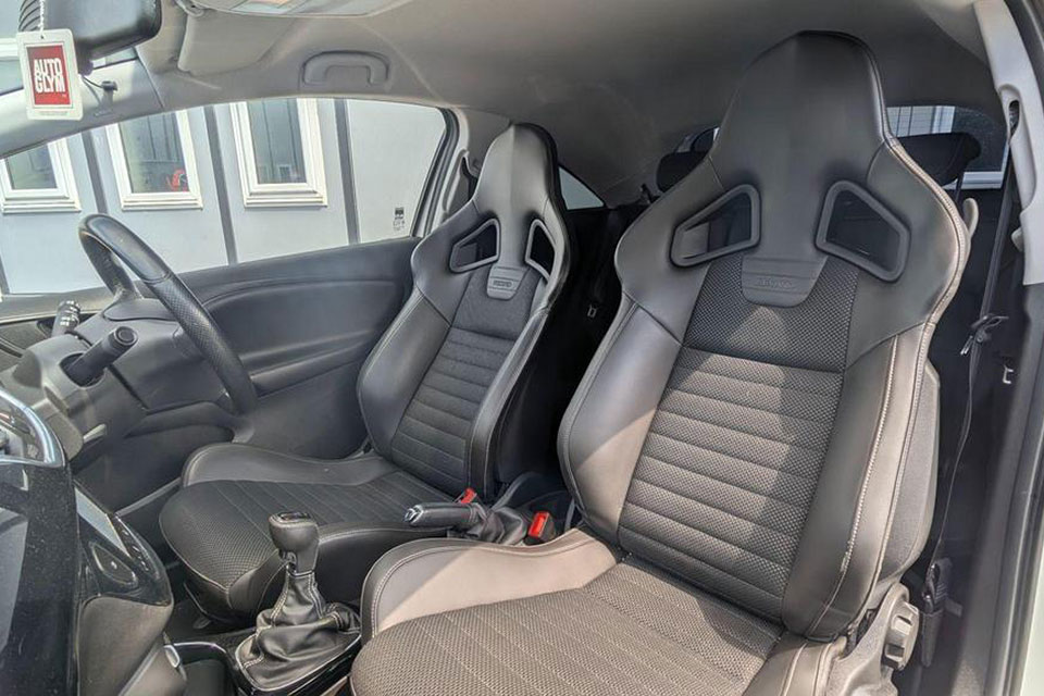 特選輸入車 Vol.711 ボクスホール コルサ 1.6i ターボ VXR（Vauxhall Corsa 1.6i Turbo VXR） | ニュルで鍛えられたホンモノ！｜イギリス中古車販売