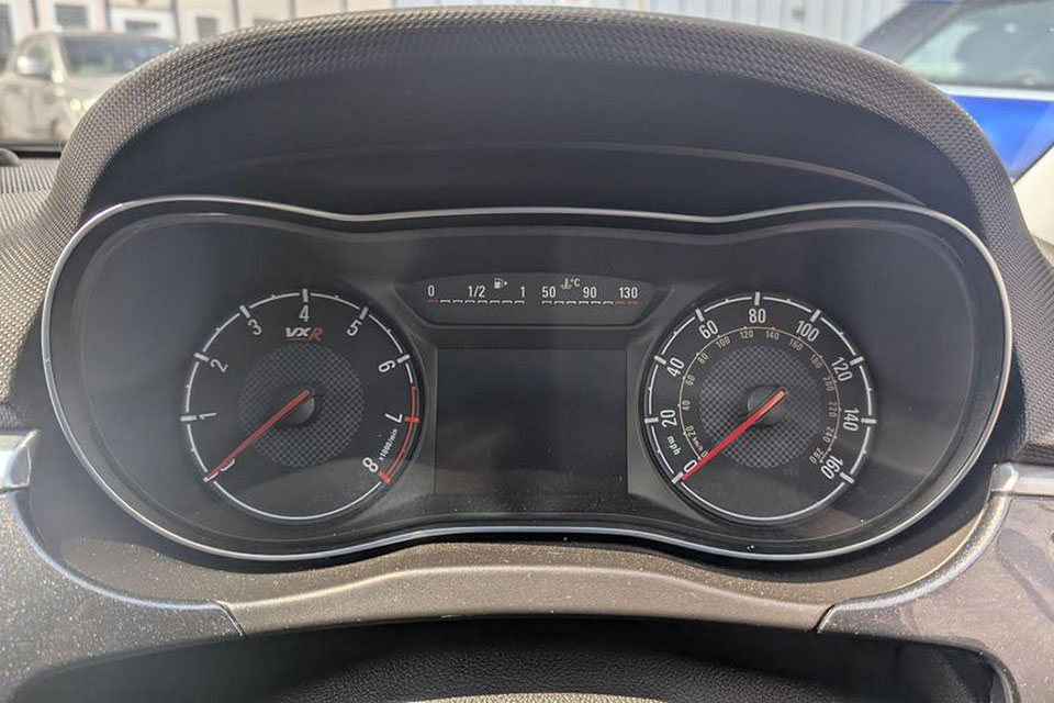 特選輸入車 Vol.711 ボクスホール コルサ 1.6i ターボ VXR（Vauxhall Corsa 1.6i Turbo VXR） | ニュルで鍛えられたホンモノ！｜イギリス中古車販売