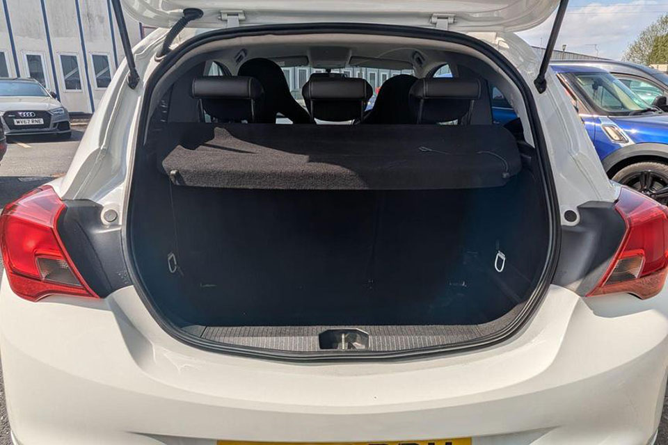 特選輸入車 Vol.711 ボクスホール コルサ 1.6i ターボ VXR（Vauxhall Corsa 1.6i Turbo VXR） | ニュルで鍛えられたホンモノ！｜イギリス中古車販売