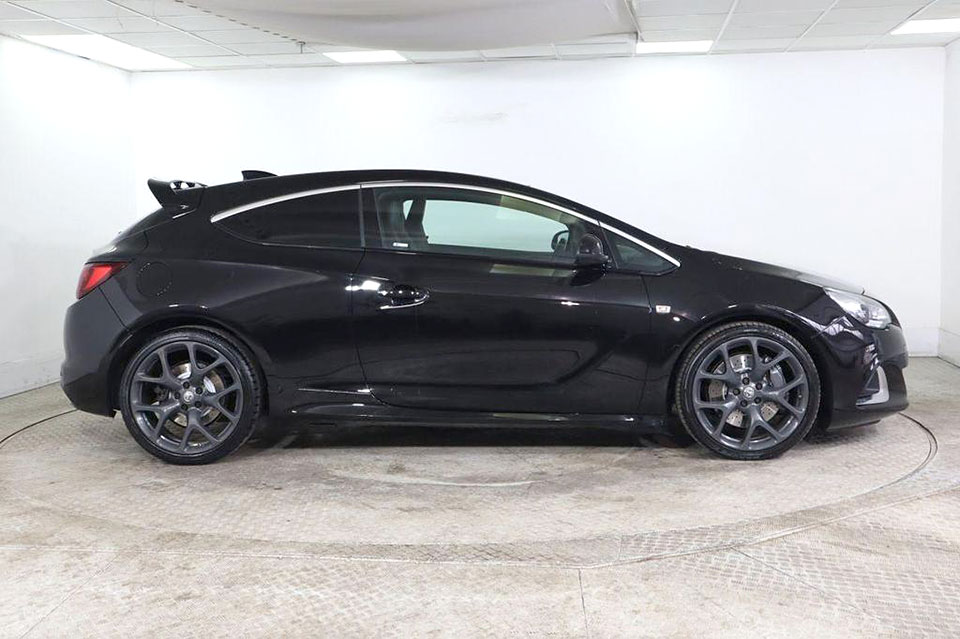 特選輸入車 Vol.712 ボクスホール アストラ GTC 2.0T VXR（Vauxhall Astra GTC 2.0T VXR） | 実はサーキットも得意！ 大人のグランドツアラー｜イギリス中古車販売