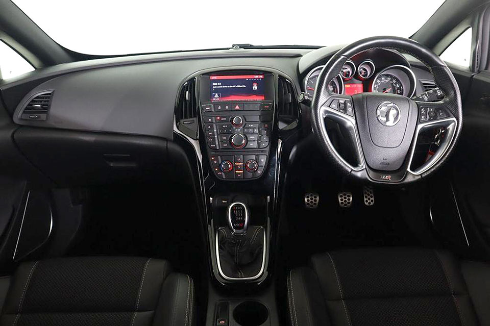 特選輸入車 Vol.712 ボクスホール アストラ GTC 2.0T VXR（Vauxhall Astra GTC 2.0T VXR） | 実はサーキットも得意！ 大人のグランドツアラー｜イギリス中古車販売