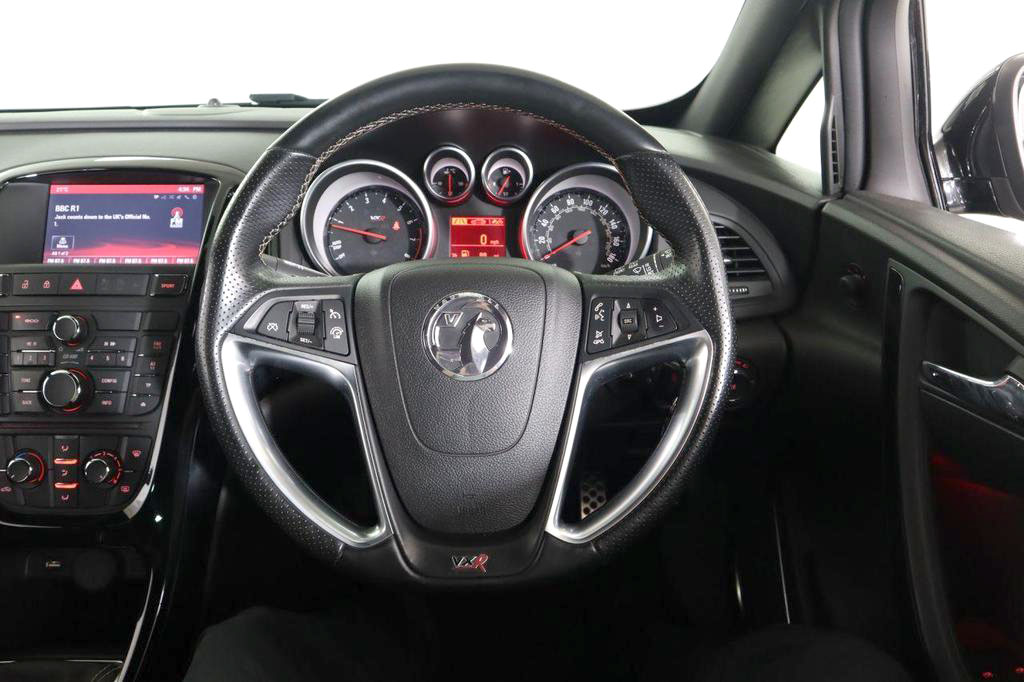 特選輸入車 Vol.712 ボクスホール アストラ GTC 2.0T VXR（Vauxhall Astra GTC 2.0T VXR） | 実はサーキットも得意！ 大人のグランドツアラー｜イギリス中古車販売