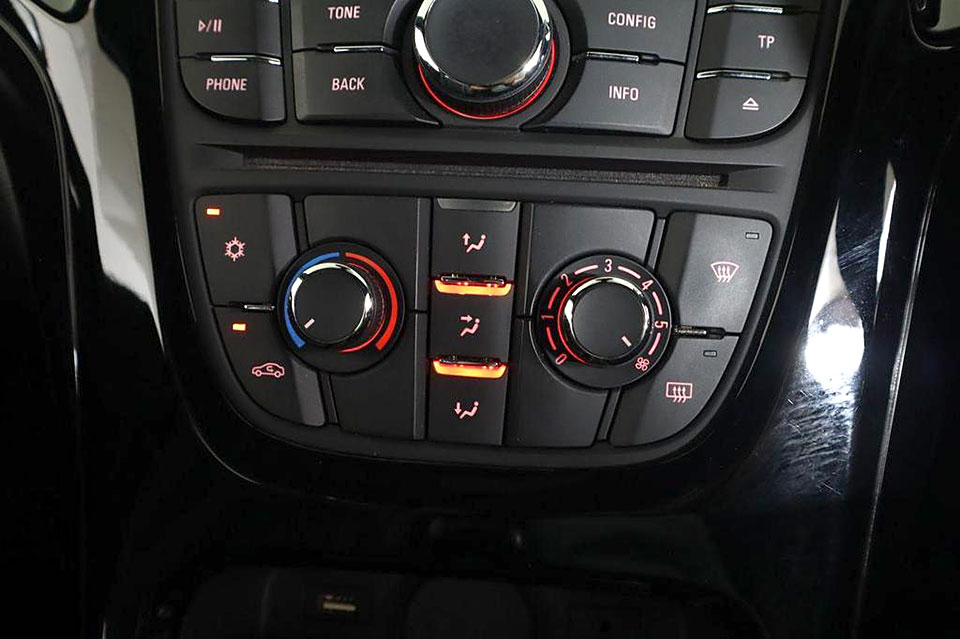 特選輸入車 Vol.712 ボクスホール アストラ GTC 2.0T VXR（Vauxhall Astra GTC 2.0T VXR） | 実はサーキットも得意！ 大人のグランドツアラー｜イギリス中古車販売