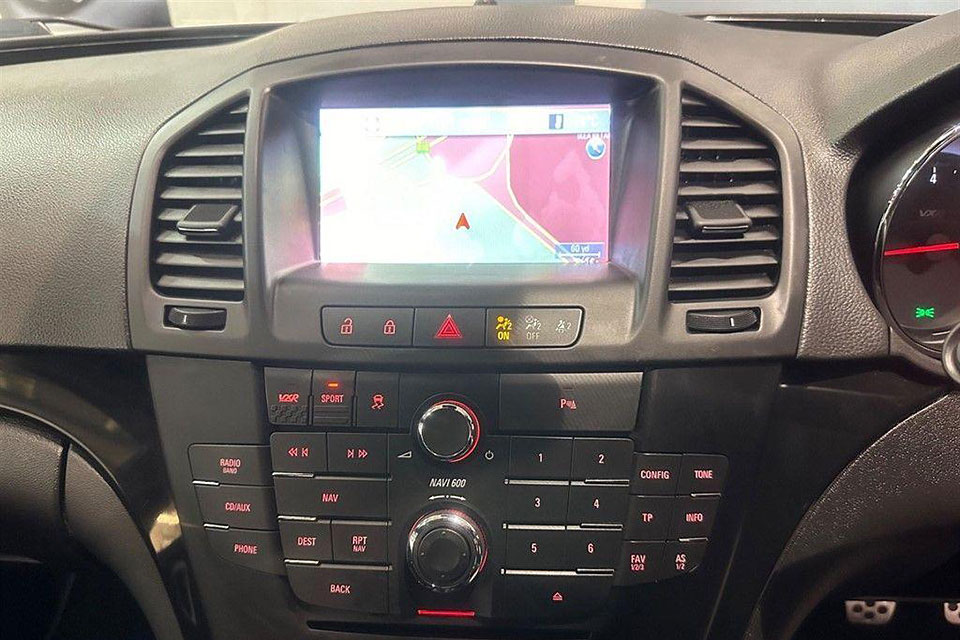 特選輸入車 Vol.713 ボクスホール インシグニア 2.8T V6 VXR スーパースポーツ 4WD（Vauxhall Insignia 2.8T V6 VXR SuperSport 4WD） | 全天候型快速スーパースポーツ｜イギリス中古車販売