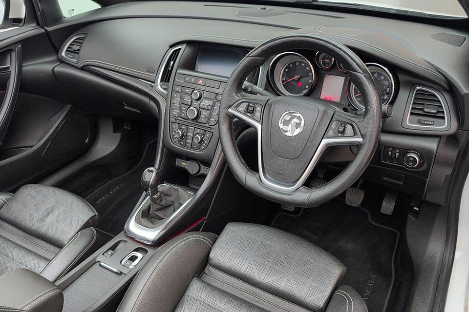 特選輸入車 Vol.714 ボクスホール カスケーダ 1.4i ターボ エリート 6MT（Vauxhall Cascada 1.4 Turbo Elite 6MT） | お洒落で実用的な4シーターカブリオレ｜イギリス中古車販売