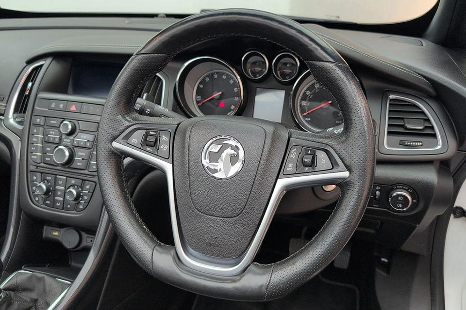 特選輸入車 Vol.714 ボクスホール カスケーダ 1.4i ターボ エリート 6MT（Vauxhall Cascada 1.4 Turbo Elite 6MT） | お洒落で実用的な4シーターカブリオレ｜イギリス中古車販売