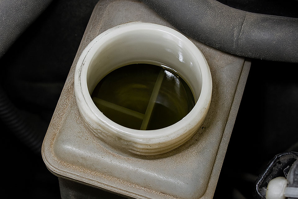 パワーステアリングフルードが茶色や黒色に濁っている原因と対処方法