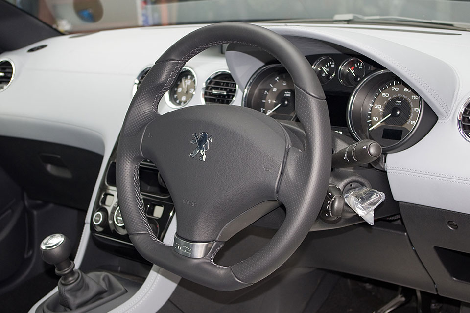 ステアリング操作が異常に軽く感じる原因と対処方法