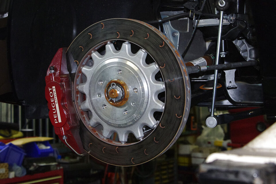 ブレーキディスクが過熱して青く変色している原因と対処方法