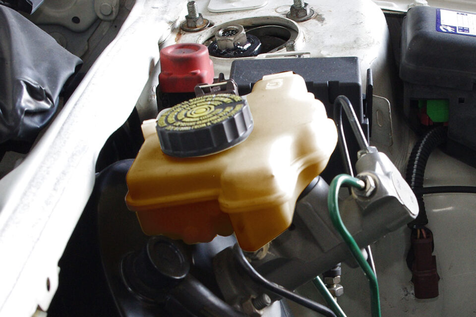 ブレーキフルードが黒または茶色に汚れている原因と対処方法