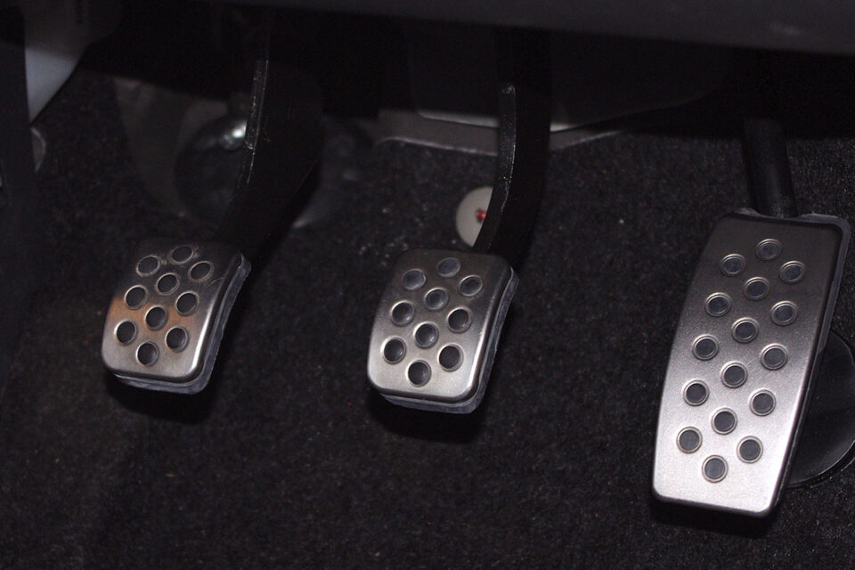 ブレーキペダルを踏むと異音や振動がする原因と対処方法