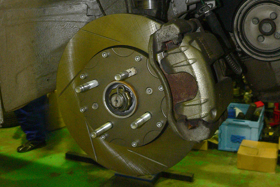 ブレーキの前後左右の効きに不均一感がある原因と対処方法