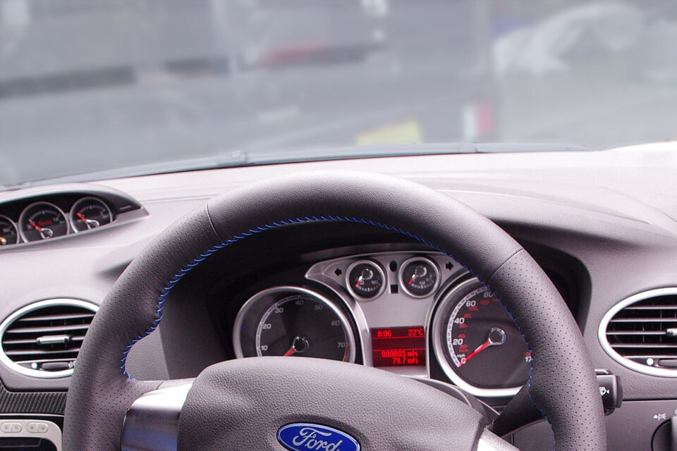 フロントガラスの内側が曇る原因と対処方法