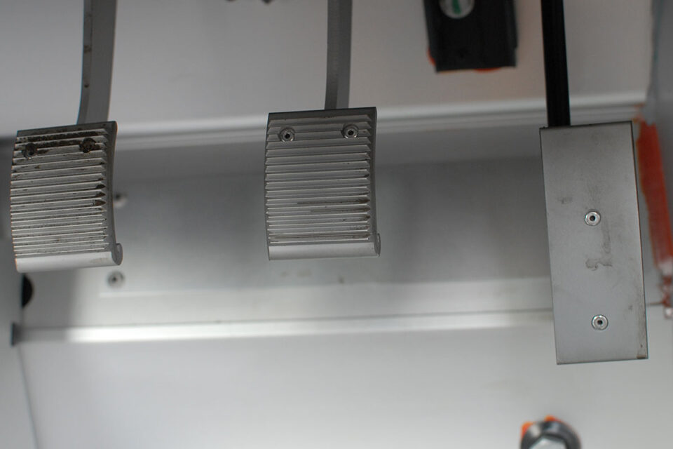 ブレーキペダルを踏むと異常に硬い・重い原因と対処方法